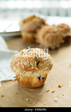 Muffin ai mirtilli sul vecchio tavolo in legno Foto Stock