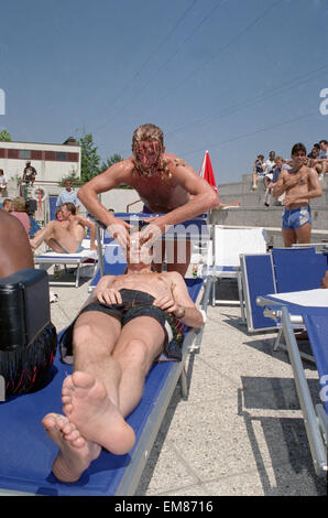 Paul Gascoigne visto qui a giocare accanto alla piscina all'Inghilterra squadre hotel in Italia. Durante la Coppa del Mondo di Calcio 1990. Gascoigne è visto qui le macchie di torta al cioccolato oltre il compagno di squadra Chris Waddle. Il 27 giugno 1990 Foto Stock