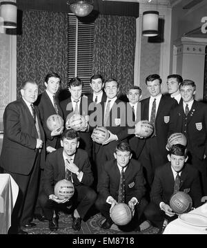 Inghilterra Squadra Giovanile, vincitori del Junior World Cup, 24 aprile 1963. Nella foto azienda quotidianamente la sfera dello specchio del mese. L a R in piedi Willie Evans del Daily Mirror con Giovanni Sammels, John Cowan, Len Chatterley, Ron Harris - Capitano, Ray Whittaker, Tom Smith, George Jones & John Sissons L a R inginocchiato Graham French, Len Badger & Bernard Shaw Foto Stock