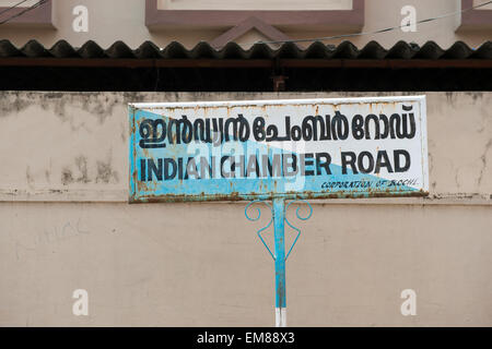 Un cartello stradale in inglese e indiano, a Fort Kochi, Kerala India Foto Stock