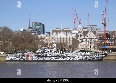 HMS Presidente sulla Victoria Embankment Londra in Dazzle camouflage Aprile 2015 Foto Stock