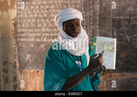 Il Tuareg insegnante in una scuola elementare a Tiriken, Mali Foto Stock