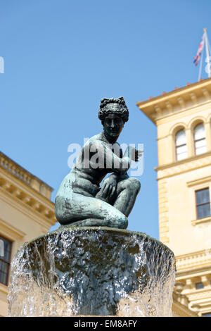 Fontana con acqua corrente, statua, Osborne House, Queen Victoria Residence, East Cowes, Isle of Wight, England, Regno Unito, GB. Foto Stock