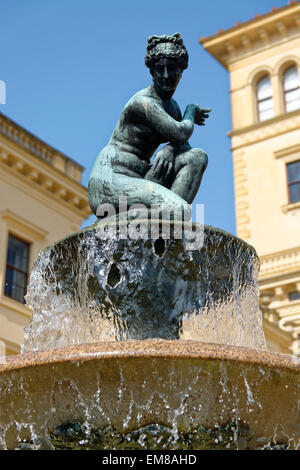 Fontana con acqua corrente, statua, Osborne House, Queen Victoria Residence, East Cowes, Isle of Wight, England, Regno Unito, GB. Foto Stock