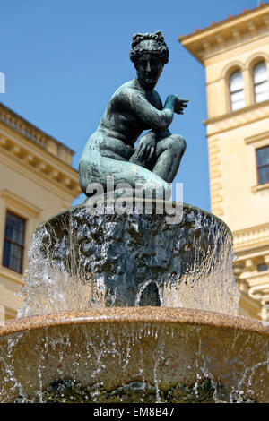 Fontana con acqua corrente, statua, Osborne House, Queen Victoria Residence, East Cowes, Isle of Wight, England, Regno Unito, GB. Foto Stock