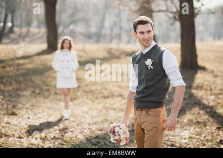 Coppie in viaggio di nozze. Prima riunione della sposa e lo sposo. l uomo e la donna nel Parco di primavera Foto Stock