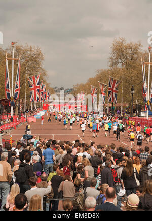 Corridori della maratona approccio sul traguardo Birdcage a piedi durante la maratona di Londra. Foto Stock