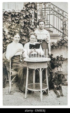 Berlino, Germania - circa 1932: original vintage. foto ritratto di tre donne mature. Foto Stock