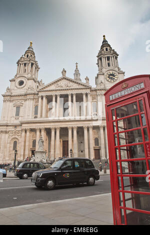 Un telefono rosso scatola e black cab fuori la Cattedrale di San Paolo a Londra. Foto Stock