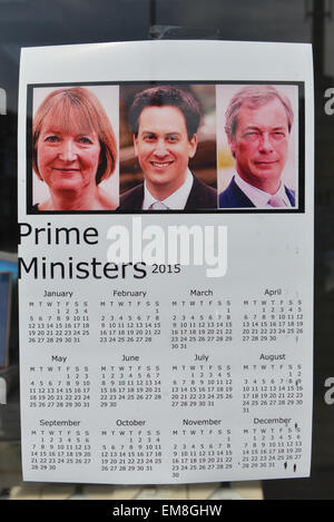 Tottenham High Road, Londra, Regno Unito. Il 17 aprile 2015. Un mock up calendario è sul display nella finestra di una delle stampanti. Intitolato "Primi Ministri" per qualche motivo si mostra le foto di Harriet Harman (Manodopera) , Ed Miliband (manodopera) e Nigel Farage (Ukip). Credito: Matteo Chattle/Alamy Live News Foto Stock