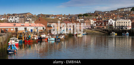 Regno Unito, Inghilterra, Yorkshire, Scarborough, barche ormeggiate in porto vecchio quay, panoramica Foto Stock