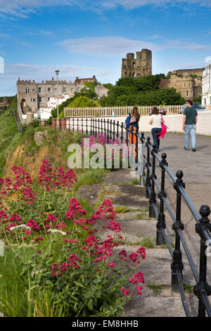 Regno Unito, Inghilterra, Yorkshire, Scarborough, i visitatori a piedi dal castello di Clarence Gardens Foto Stock