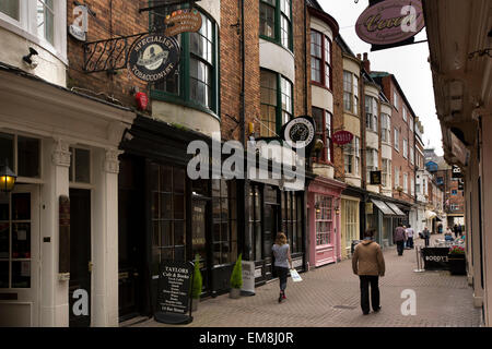Regno Unito, Inghilterra, Yorkshire, Scarborough, Bar Street, negozi indipendenti in corsia pedonale Foto Stock