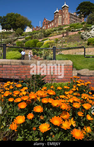 Regno Unito, Inghilterra, Yorkshire, Scarborough, Foreshore Road, fiori sul lungomare Foto Stock