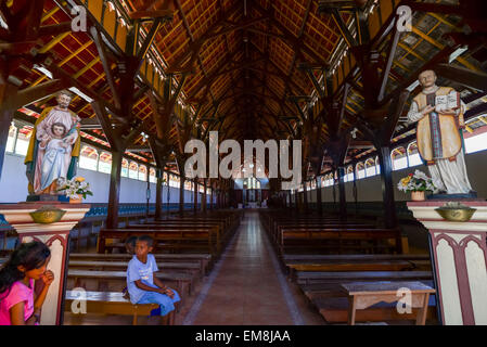 Gli interni della chiesa di Sant'Ignazio Loyola, un'antica chiesa cattolica a Sikka, sull'isola di Flores, a Nusa Tenggara Est, Indonesia. Foto Stock