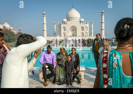 Una famiglia indiana che è fotografata davanti al Taj Mahal, Agra, India Foto Stock