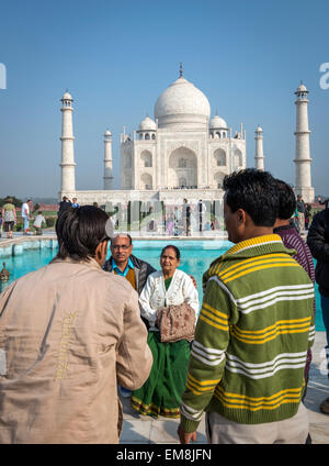 Un anziana coppia indiano che è fotografata davanti al Taj Mahal, Agra, India Foto Stock