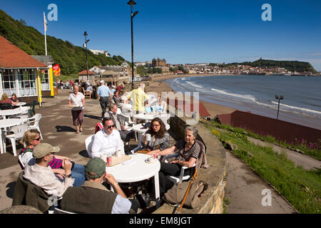 Regno Unito, Inghilterra, Yorkshire, Scarborough, orologio Café, i clienti al di fuori seduta al di sopra di South Sands Foto Stock