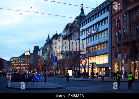 Il fondo della Piazza Venceslao al tramonto, nel viale principale di Praga, occupato e il vivace centro della capitale ceca Foto Stock