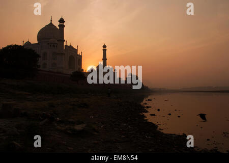 Tramonto sul Taj Mahal preso dal fiume Yamuna in Agra, India Foto Stock