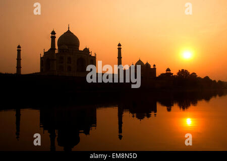 Tramonto sul Taj Mahal preso dal fiume Yamuna in Agra, India Foto Stock