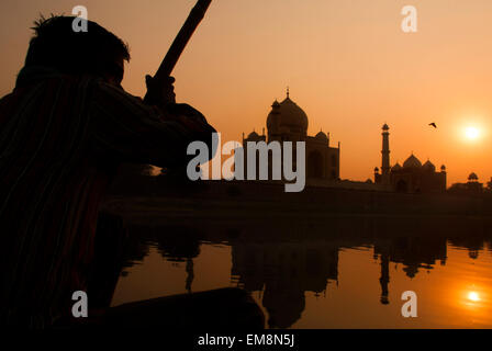 Tramonto sul Taj Mahal preso dal fiume Yamuna in Agra, India Foto Stock