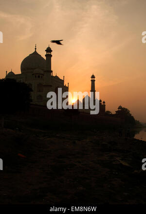 Tramonto sul Taj Mahal preso dal fiume Yamuna in Agra, India Foto Stock