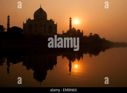 Tramonto sul Taj Mahal preso dal fiume Yamuna in Agra, India Foto Stock