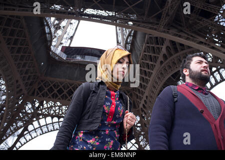 Medio Orientale giovane sotto la Torre Eiffel a Parigi, Francia Foto Stock