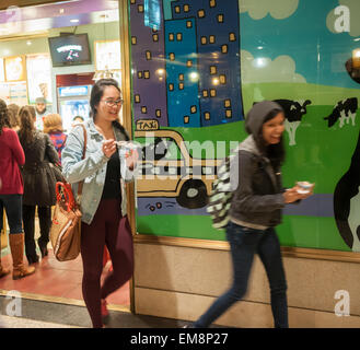 Orde di gelato amanti gregge per il gelato Ben & Jerry store nel Rockefeller Center di New York Martedì, Aprile 14, 2015 per la libera annuale Giornata del cono. La società festeggia il suo compleanno dando via gratuitamente migliaia di coni, quest'anno per celebrare il trentasettesimo anno che sono in attività. (© Richard B. Levine) Foto Stock