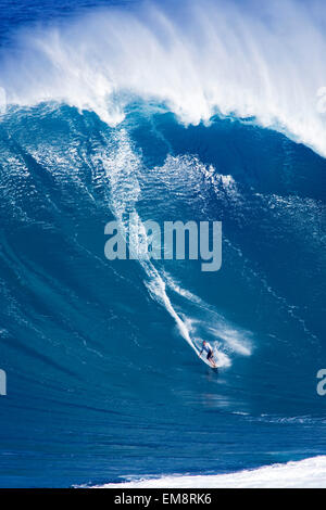 Hawaii Maui, Jorge Martinez Surf enorme ondata a ganasce Aka Peahi. Foto Stock