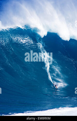 Hawaii Maui, Jorge Martinez Surf enorme ondata a ganasce Aka Peahi. Foto Stock