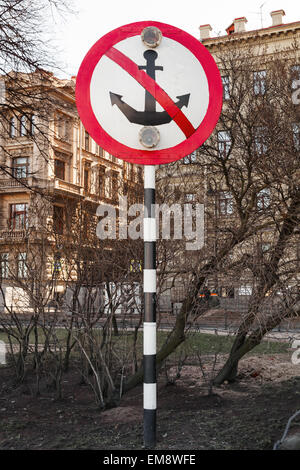 Vietato di ormeggio, round navigation Sign con ancoraggio strikeout su striped palo metallico Foto Stock