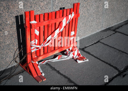 Rosso di recinzione in legno per area in costruzione confine Foto Stock