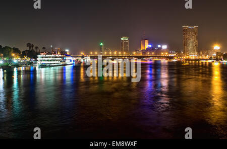 Il 6 ottobre il ponte e il fiume Nilo di notte, Egitto. Il Cairo Foto Stock