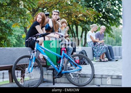 Veramente buono e interessante guardando adolescenti sono ubicazione dietro di una bicicletta Foto Stock