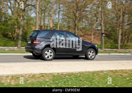 Famiglia car guida attraverso il Tervueren avenue a Bruxelles, in Belgio. Foto Stock