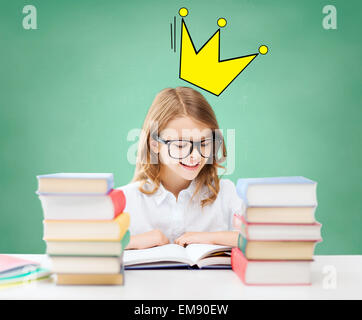 Ragazza dello studente la lettura di libri di scuola Foto Stock