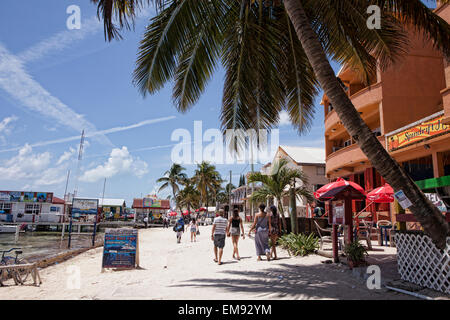 Guardando verso il basso sulla spiaggia, nel centro di San Pedro, Ambergris Caye, Belize, Sud America Foto Stock