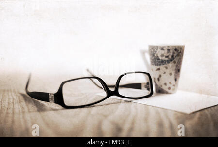 Le opere in stile retrò, elegante occhiali, tazza di caffè Foto Stock