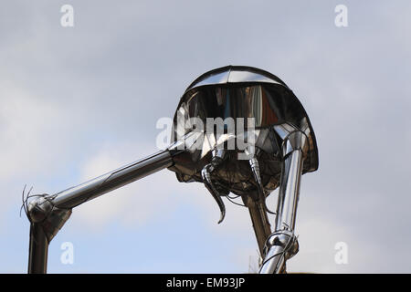 La guerra del mondo Tri-Pod marziano scultura in Woking Town Center Foto Stock