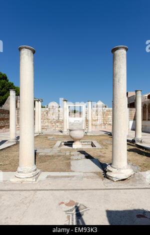 Vista del cortile colonnato del III secolo d.c. la sinagoga di città antica sardi, giorno moderno Sart, Turchia. Il foreco Foto Stock