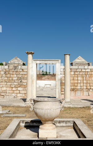 Vista del cortile colonnato del III secolo d.c. la sinagoga di città antica sardi, giorno moderno Sart, Turchia. Il foreco Foto Stock