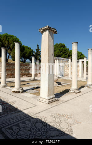 Vista del cortile colonnato del III secolo d.c. la sinagoga di città antica sardi, giorno moderno Sart, Turchia. Il foreco Foto Stock