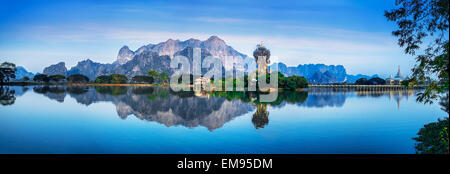 Incredibile Kyauk buddista Pagoda Kalap al di sotto del cielo della sera. Hpa-An, Myanmar (Birmania) paesaggi di viaggi e destinazioni. Cinque immagini p Foto Stock