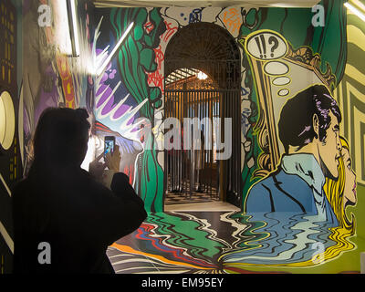 Londra, Regno Unito. Il 17 aprile, 2015. Libera espressione stanza in Wanderland mostra Saatchi Gallery di Londra 17/4/15 Credito: Martyn Goddard/Alamy Live News Foto Stock