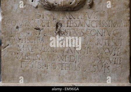 Il marmo altare funerario di Cominia Tyche. Roman, Flavio Trajanic o periodo. 90-100 annuncio. Chi livido 27 anni, 11 mesi e 28 giorni Foto Stock