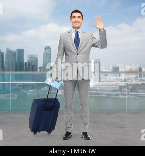 Happy businessman in tuta con borsa da viaggio Foto Stock