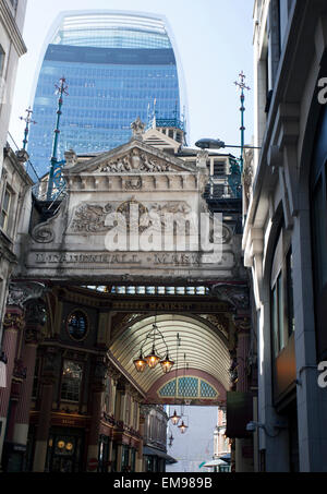 Mercato Leadenhall nella City di Londra con edificio Walkie-Talkie dietro Foto Stock