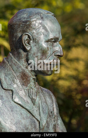 Statua del compositore Edward Elgar in Great Malvern centro città dalla terrazza Bellevue, Worcestershire Foto Stock
